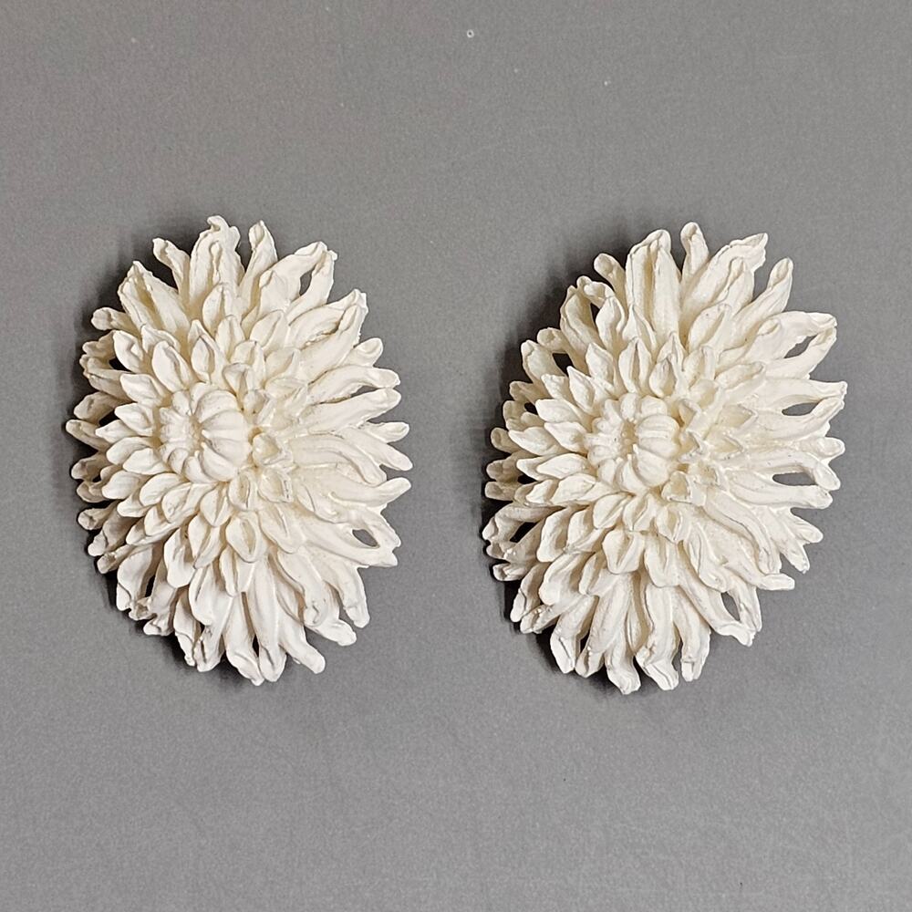 Chrysanthemum Flower Celluloid Earrings White Clip-on Goldtone Original Box Vtg